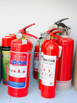 灭火器的种类与使用方法 守护生命财产安全的重要工具
